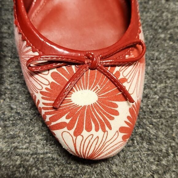 Antonio Melani Red Fabric Floral Bow Mary Jane Heels - Picture 2 of 6